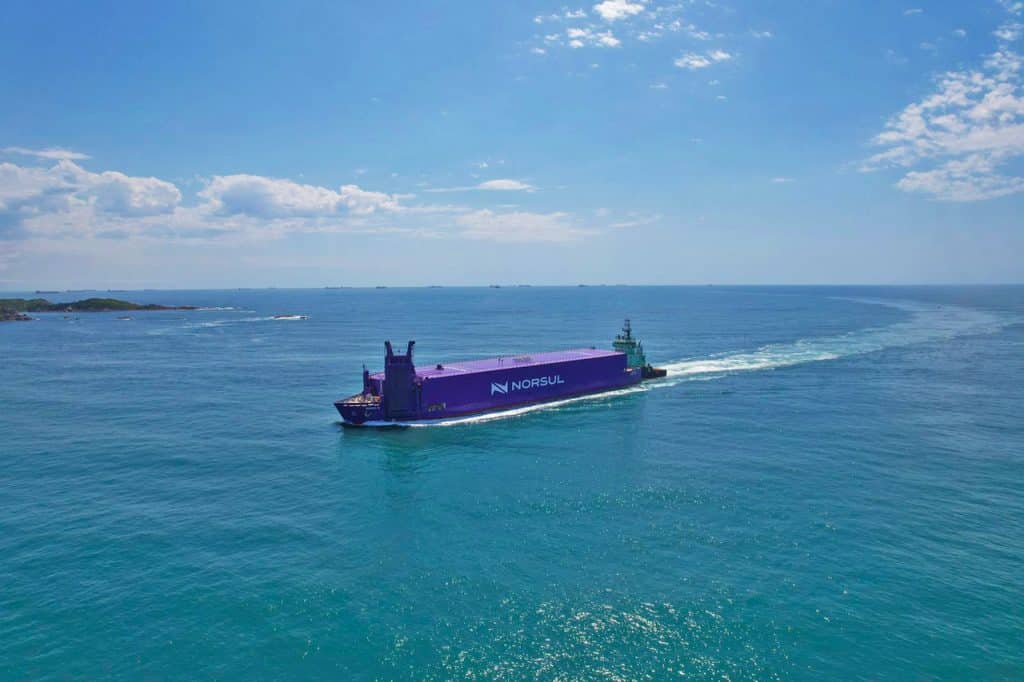 Finalizamos a pintura da primeira embarcação da companhia que agora está com suas novas cores: Norsul 12 é a primeira barcaça roxa de que se tem notícia.